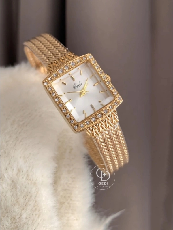 Vintage-inspired White Dial Ladies Watch Square Face Mesh Band Watch for Women