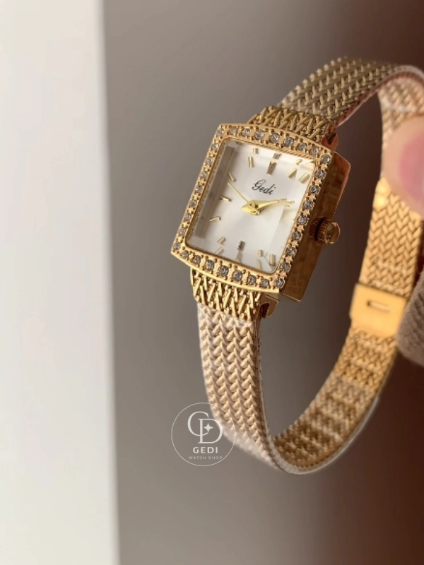 Vintage-inspired White Dial Ladies Watch Square Face Mesh Band Watch for Women