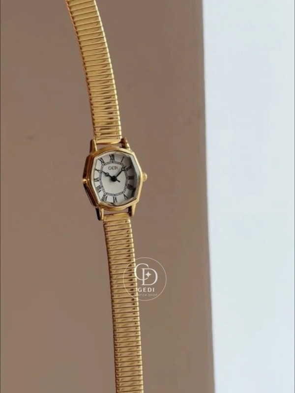 Vintage-inspired Hexagon Face Ladies Watch Classic Roman Numeral Gold Bracelet Watch for Women