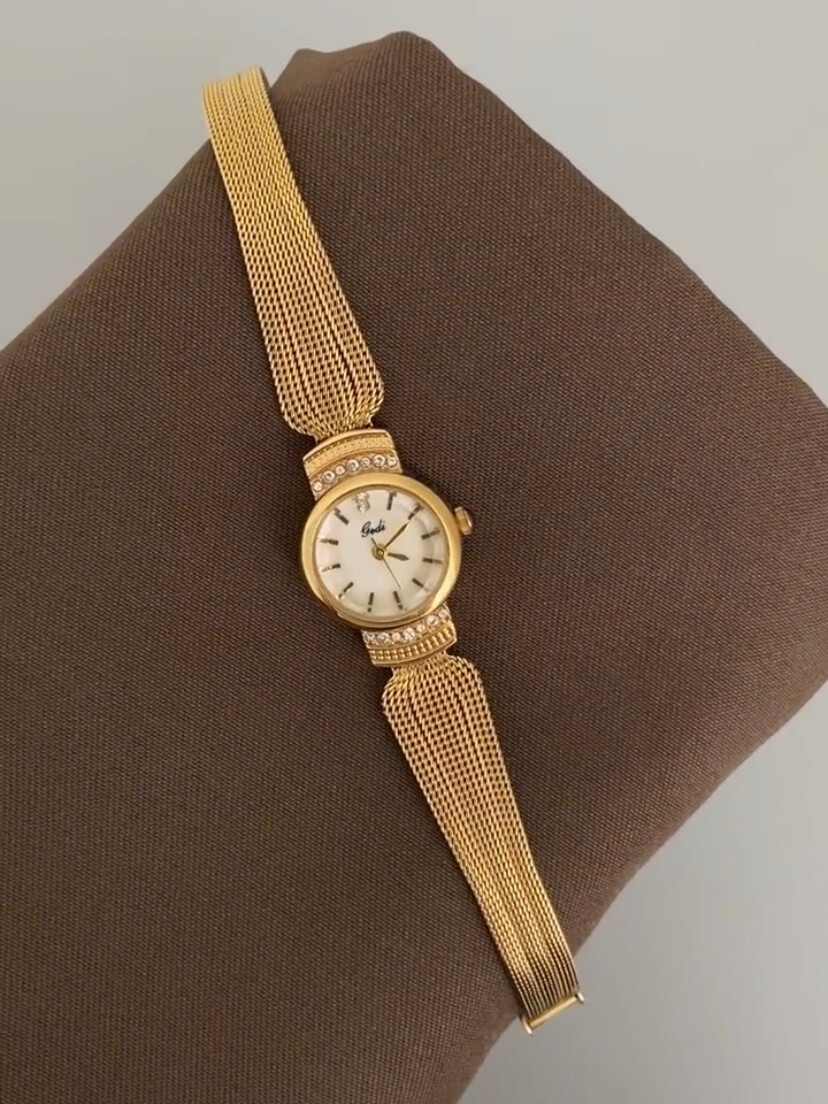 Chic Mother of Pearl Gold/Silver Round Face Wristwatch