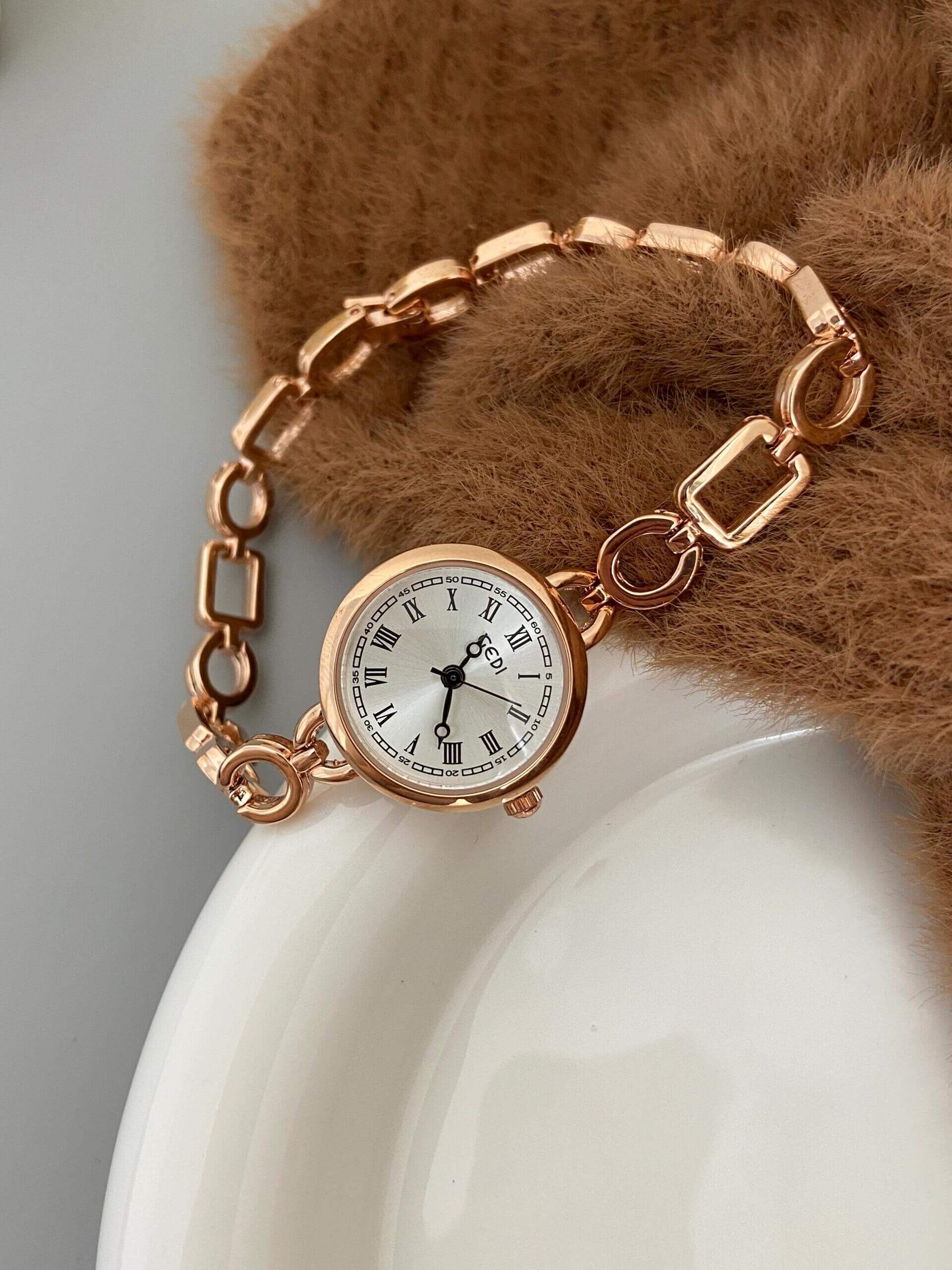 Vintage Style Roman Numeral Dial Gold Round Face Watch