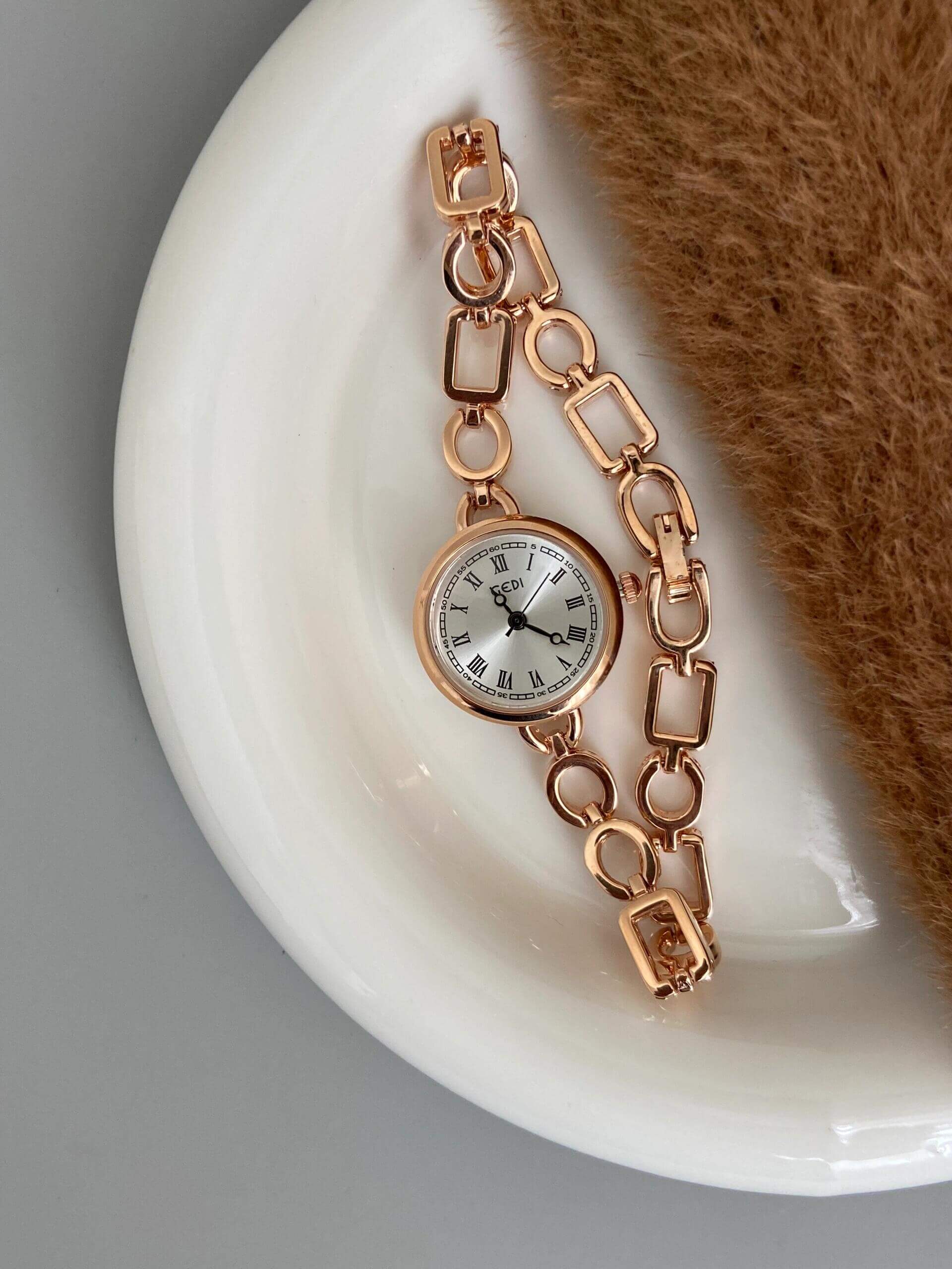 Vintage Style Roman Numeral Dial Gold Round Face Watch