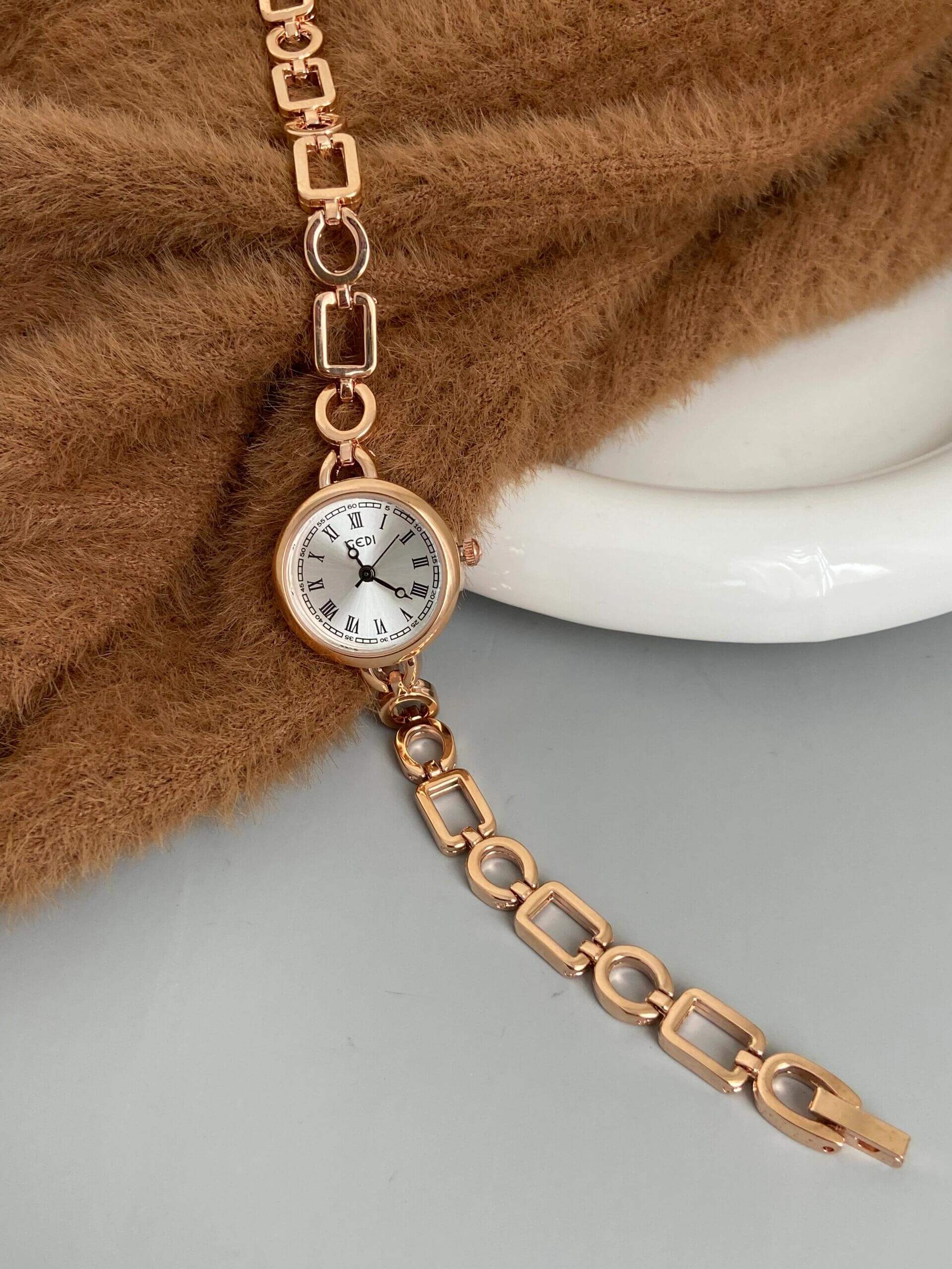 Vintage Style Roman Numeral Dial Gold Round Face Watch