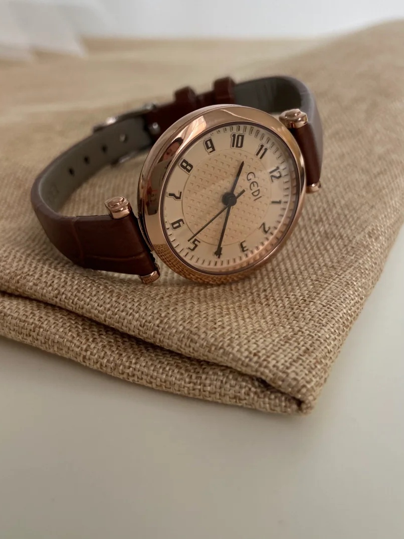 Classic Style Gold Round Face Brown Leather Watch