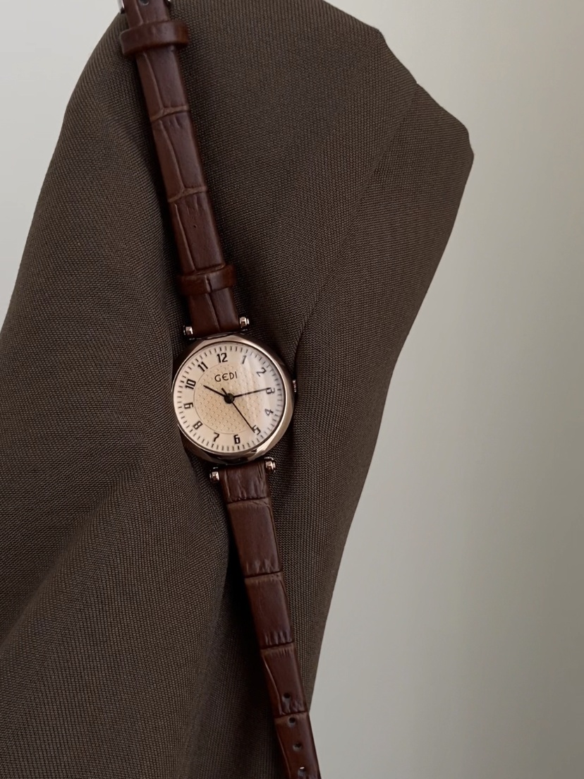 Classic Style Gold Round Face Brown Leather Watch