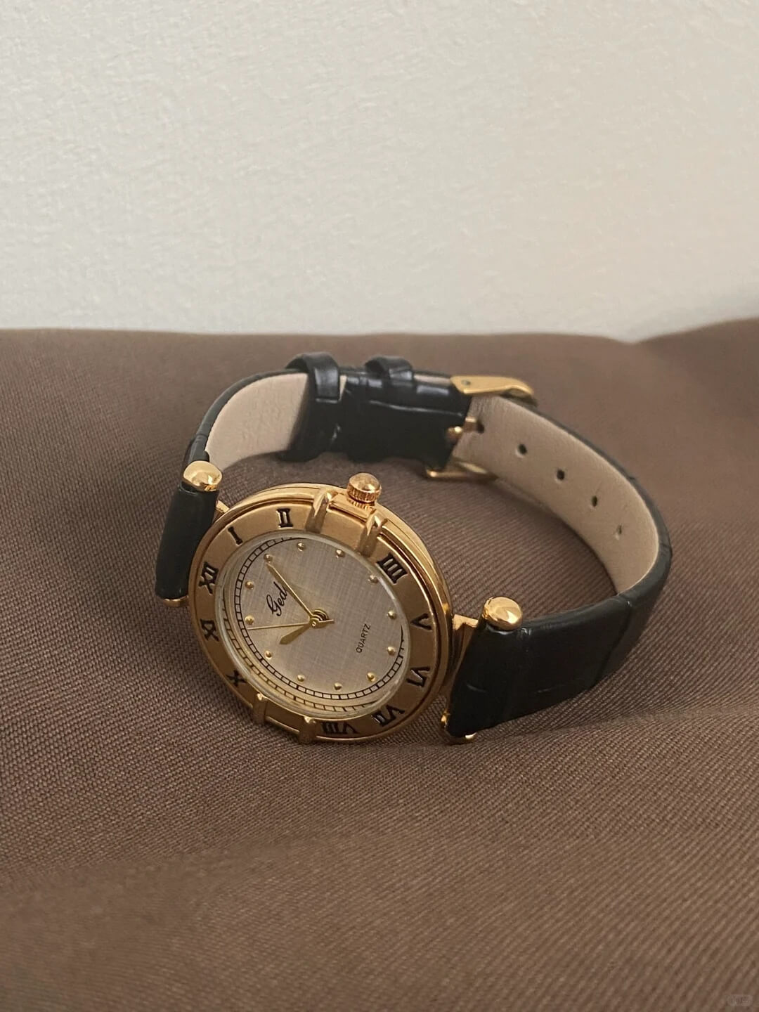 Vintage Gold Round White Face Black Leather Watch