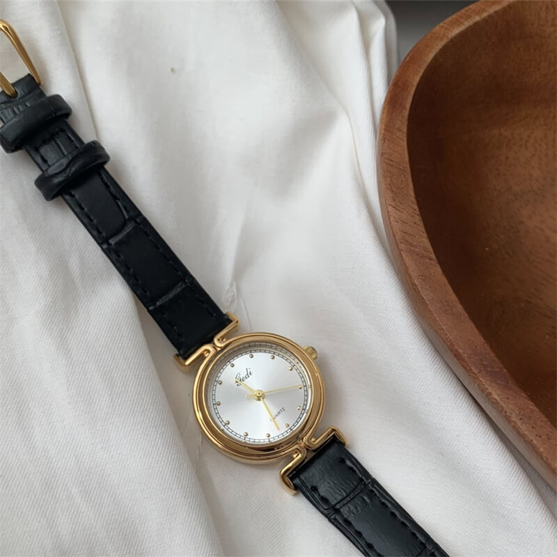 Retro Emerald Green Dial Round Leather Watch