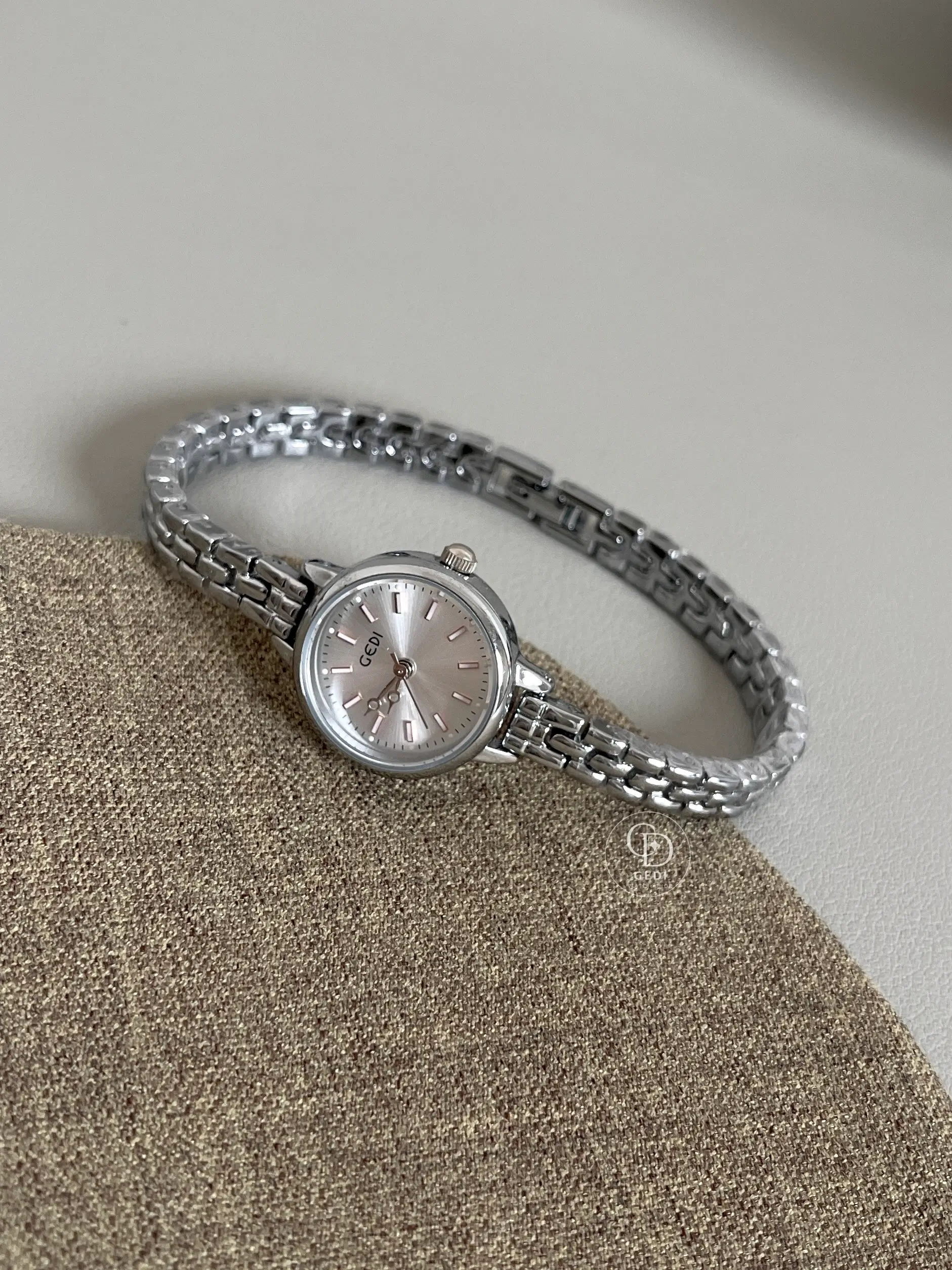GEDI Elegant Everyday Glance-Style Watch Silver-Grey Watch