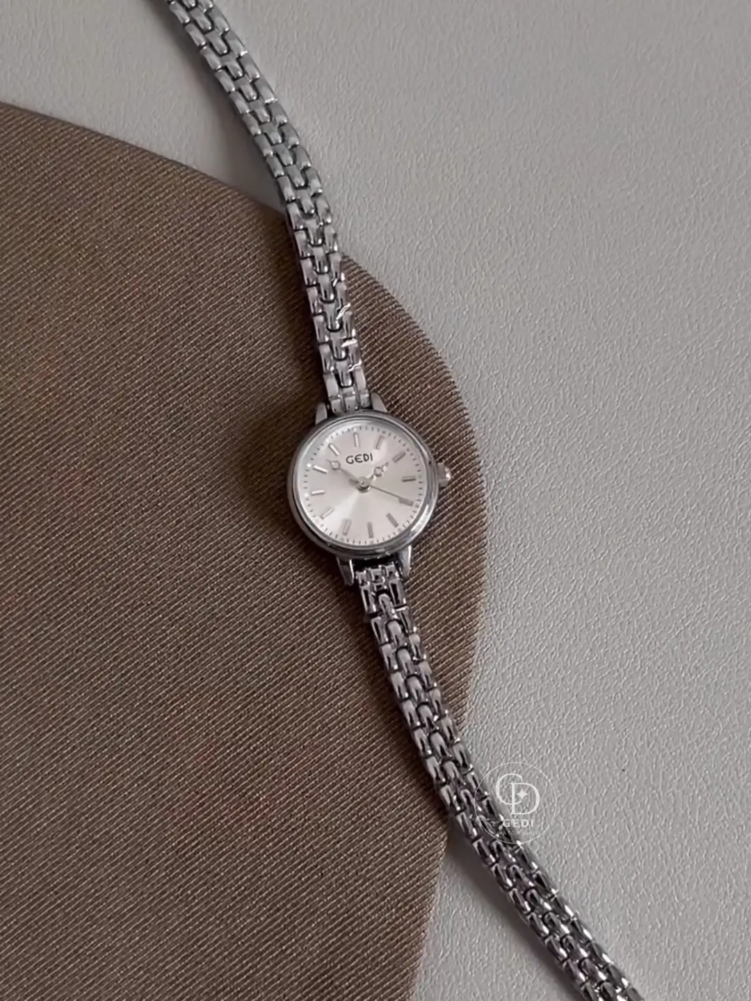 GEDI Elegant Everyday Glance-Style Watch Silver-Grey Watch